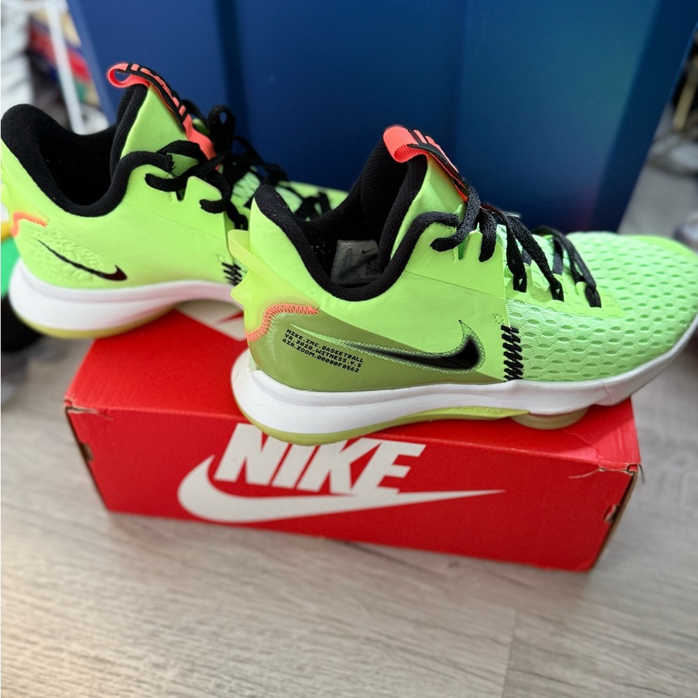 Nike Men's LEBRON WITNESS 5 grinch green lime basketballAthletic Shoes - Picture 7 of 8